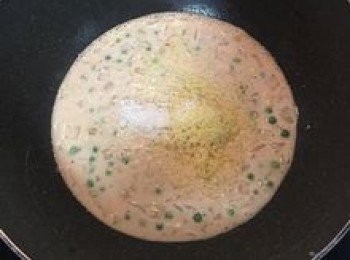 step8: 中小火煮滾後放入切達起司和1/3的帕馬森起司拌勻，如覺得醬汁太少，則可加些煮麵湯；