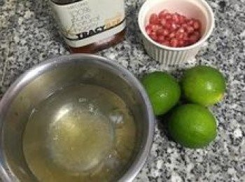 step7: 接著準備<span class="group_2">蜂蜜檸檬凍</span>的部份；為了要讓<span class="group_2">蜂蜜檸檬凍</span>的口感與愛玉差不多，所以吉利丁用了1：50的比例，先將吉利丁片剪成適當大小，泡在冰水中軟化。