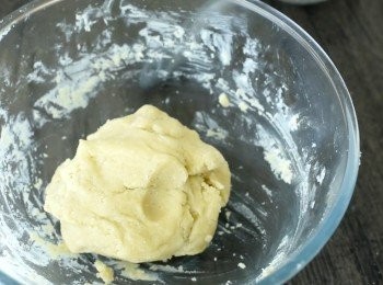 step3: 堆成麵糰，用包鮮紙包好，放入冰箱（普通格）待一個小時