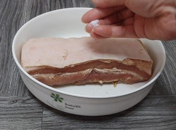step6: 取出腩肉， 在豬皮抹上薄薄的幼鹽;