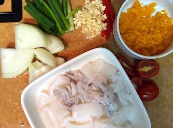 step2: 小魷魚去內臟、去衣，清洗乾淨後切成魷魚圈，魷魚鬚略切。洋蔥切成粗條、指天椒去籽切絲。