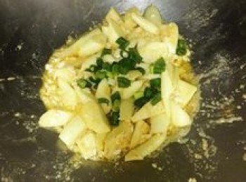 step7: 待湯汁收到差不多了，下蔥花拌勻即可；如買到的鹹蛋較不鹹，則請斟酌的下少許鹽喔～