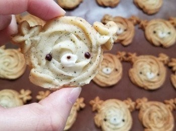 step5: 放涼後用朱古力筆畫上小熊樣~完成