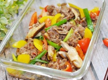 step6: 牛肉保有軟嫩也好入味，搭配的蔬菜清甜可口，
端出好吃家常菜就是這麼輕鬆容易。
💕同樣的菜色，除了豆瓣醬外，
也可運用沙茶醬、蠔油、韓式辣醬.....等。
蔬菜搭配也一樣，各式各樣菌菇、筊白筍、綠花椰菜
只要自家喜歡，吃得也開心有什麼不可以呢~