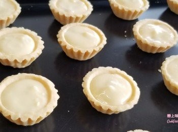 step6: 將草莓芝士混合物加入撻底上稍掃平。