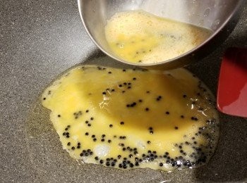 step4: 起油鑊先落一半蛋漿炒熟