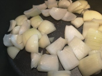step3: 用少少油爆香洋蔥備用。