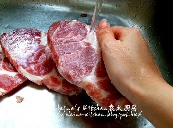 step1: 梅頭豬扒肉用水沖洗乾淨 , 抹乾水份