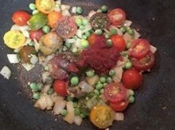 step9: 加入蕃茄糊、鹽、糖和黑胡椒粉拌炒；