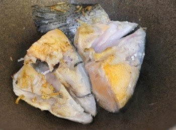 step2: 燒熱鑊, 煎香三文魚頭兩邊