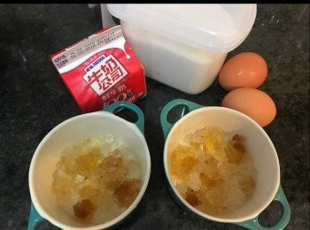 step1: <span class="group_1">材料</span>。
桃膠前一晚浸定。
會發大約15倍！
桃膠去髒物。沖洗乾淨備用。