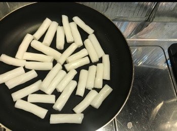 step3: 腸粉小火慢煎約10分鐘。
其間轉換腸粉表面。