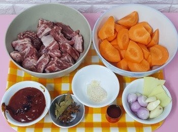 step1: 準備好材料，牛腩先飛水過冷瀝亁備用