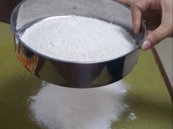 step1: 高筋麵粉過篩2次