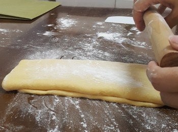 step8: 麵團轉90°用棍輾成薄片