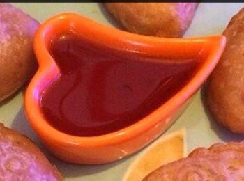 step8: 做法：
~生抽、糖、白醋加水加入碗中拌勻至糖溶化。
~把拌好的糖醋汁加入茄汁細火煮滾至溶化即成。