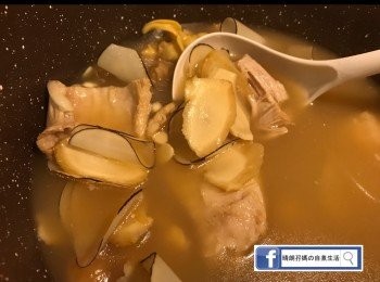 step2: 全部材料放入煲，加3L水，大火滾起，再轉小火煲1.5-2小時，加鹽調味便完成。