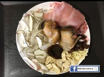 step1: 螺頭解凍，去殼去腸，用牙刷洗刷乾淨，切件。瘦肉洗淨。然後把螺頭、瘦肉氽水，備用。其他材料洗淨。（*如果小朋友怕花旗參甘苦味，可以加入蜜棗一齊煲。）