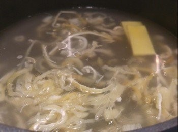 step2: 碗仔翅用薑片水汆水備用。