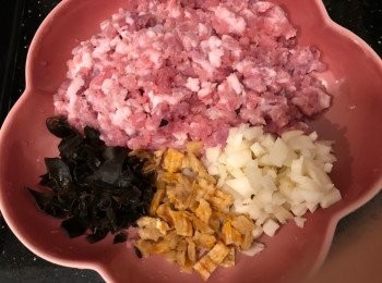 step2: 蝦乾、雲耳洗淨浸水10分鐘，切粒
馬蹄洗浄去皮切粒