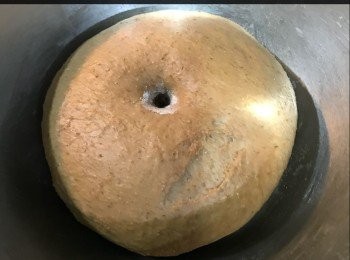 step4: 用手指沾上面粉，篤入面團，不回縮代表第一次發酵完成