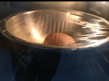 step3: 第一次發酵1小時
旁邊放熱水，幫助發酵