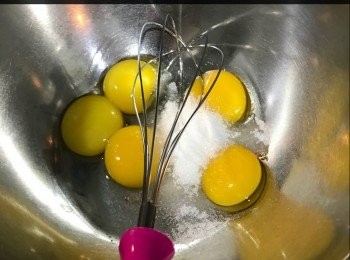 step1: 1）蛋黃同半分糖打勻
2）加入菜油拌勻