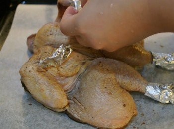 step5: 醃好後用錫紙將翼尖和雞槌位包起以免燒焦