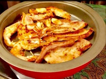 step5: 這時便可放入蝦去煎，直至蝦兩邊都煎熟便成。