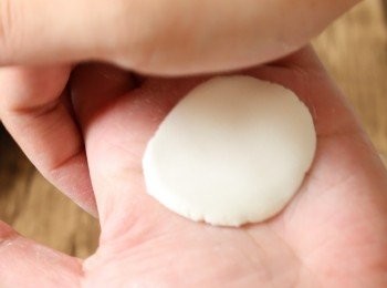 step4: 把粉糰平均分成20份，取1份搓完後壓平。