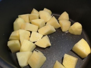 step2: 少少油煎一煎薯仔表面和撒少許同煎。