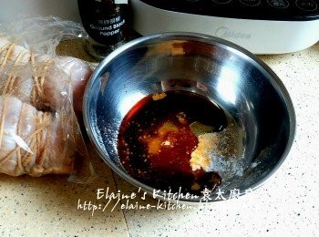 step8: 期間將<span class="group_3">調味料</span>放入碗內 , 加100ml水拌勻備用