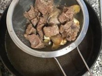 step7: 30分鐘後取出牛肉沖洗乾淨，並將牛肉切小塊（跟蘿蔔差不多大即可）；漢子用的牛肉因爲已經被切好了，所以就直接濾出後洗淨。接著將高湯用濾網濾進大湯鍋中；