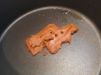 step6: 用少少油炒香咖喱醬,之後將牛肋腩回鑊炒勻。