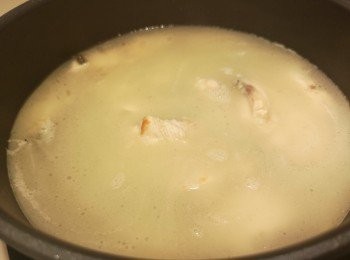 step3: 贊上足夠熱水蓋蓋，煲到滾水變奶白色。用低壓煲只需滾5分鐘，其他煲需要時間會耐一點。