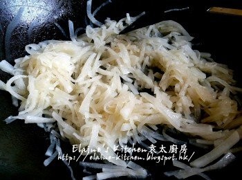 step9: 再加入餘下冬菇水拌勻 , 用中火炒至收乾水份及蘿蔔成透明狀