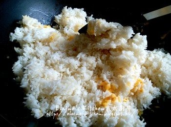 step7: 原鑊中加入蛋液炒至半凝固 , 加入冷飯及少許鹽調味拌勻炒散