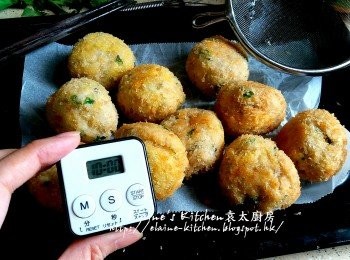 step10: 先用慢火慢慢炸至浮面及微黃色 , 盛起靜待10分鐘