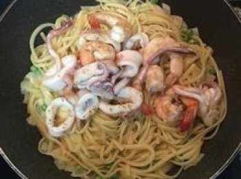 step10: 放上海鮮拌炒到收汁；