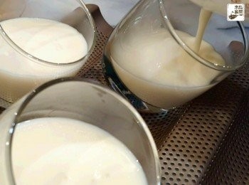 step2: 牛奶溶液平均倒入玻璃杯，放入冰箱冷藏至凝固，約2小時