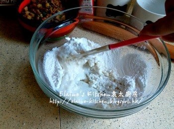 step9: 另一邊將糯米粉放入大碗內 , 加入糖 , 油及55ml水拌勻