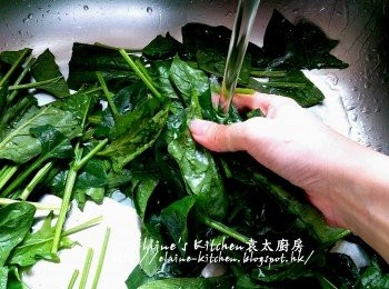 step5: 菠菜去頭切段  , 加少許鹽及加水浸過面靜待10分鐘後用水沖洗乾淨