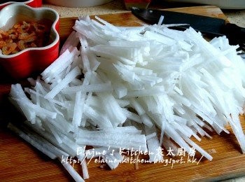 step1: 蝦米浸水10分鐘至軟身 , 期間將白蘿蔔去皮切成幼條