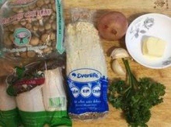 step1: 洋蔥、蒜頭和巴西里洗淨；無鹽奶油先切好備用；