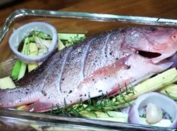 step2: 保鮮盒內加入酌量橄欖油，擺入事先處理好的搭配蔬菜，
再擺上魚，魚肚可加點新鮮百里香、迷迭香、
(如手邊沒新鮮香草也可用義式綜合香料取代)
之後於魚面再淋上橄欖油，可讓烘烤後的魚更香酥色澤也更好看