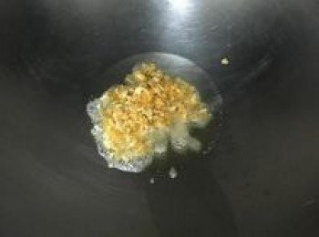 step3: 開中火，鍋內放適量的油，放入蛋黃；