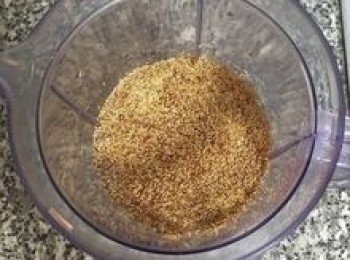 step2: 果汁機放入冷開水，接著把愛玉子直接倒入果汁機中；