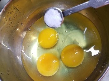 step2: 3隻雞蛋用1/4鹽打散