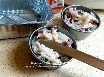 step12: 糕盆掃上油 , 將材料平均放入至八分滿 , 再用刀壓平