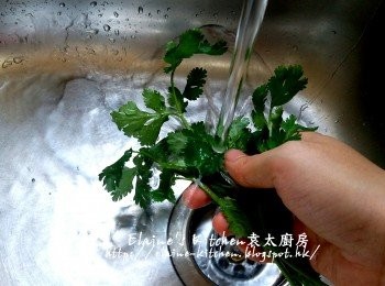 step2: 期間將芫茜用水洗淨後切碎